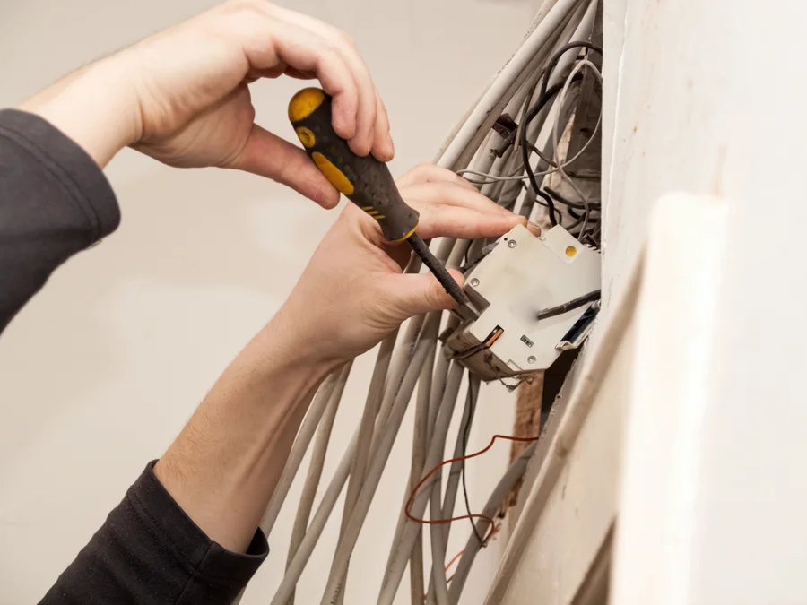 Dépannage électrique par un électricien à Paris